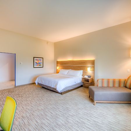 Holiday Inn Express & Suites - Remington By Ihg Exterior photo