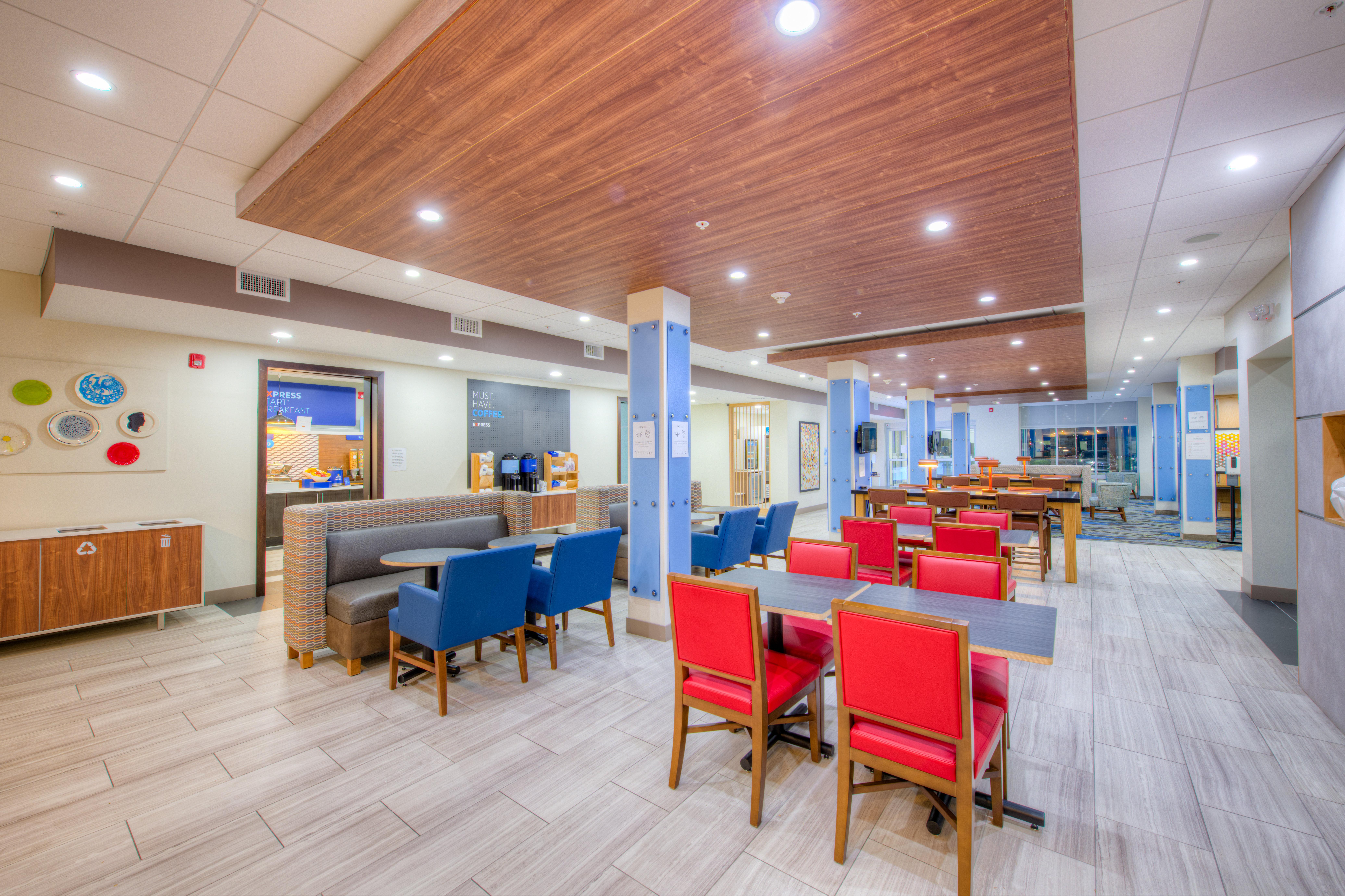 Holiday Inn Express & Suites - Remington By Ihg Exterior photo